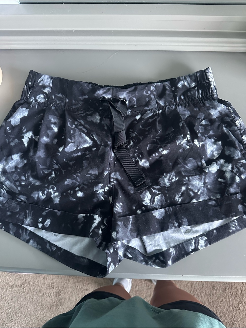 lululemon Black Marble Tie-Dye Athletic Shorts size 4